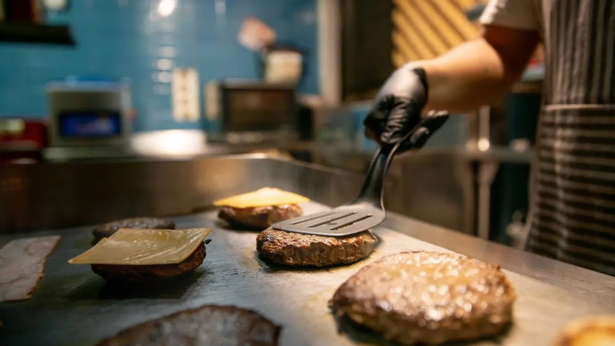 Chef preparando una hamburguesa Bite & Smash